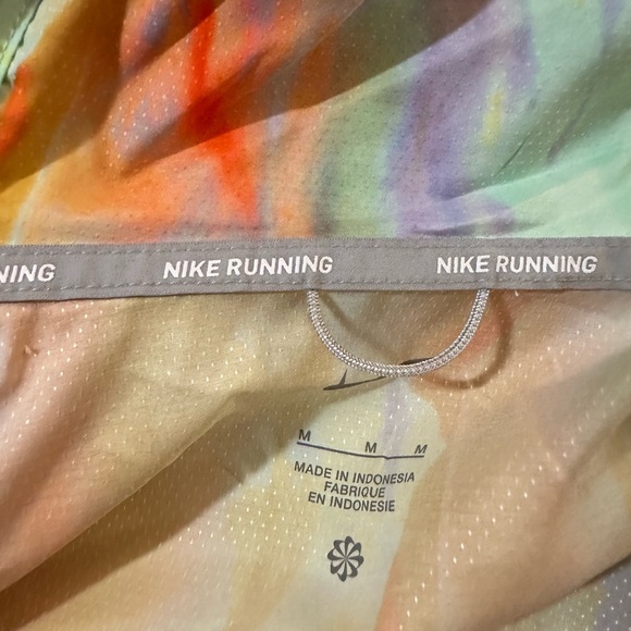 Like new Nike lightweight running rain jacket - Picture 4 of 10